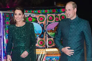 Эффектно появилась: Кейт Миддлтон в искрящемся платье приехала на прием на тук-туке