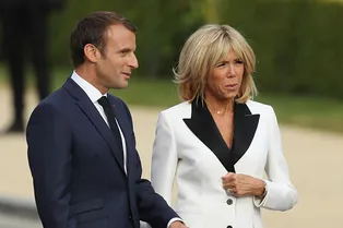 Брижит Макрон отказалась от мини в пользу смокинга Louis Vuitton