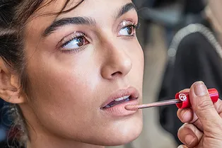 Прозрачные блестки и губы цвета пыльной розы: бьюти-детали показа Giorgio Armani