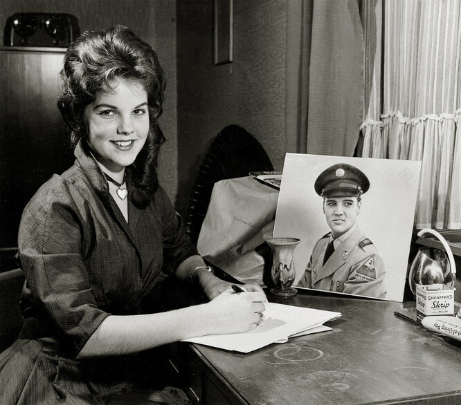 16-летняя Присцилла Болье с фотографией Элвиса Пресли, проходившего в это время службу в армии США, 1960 год