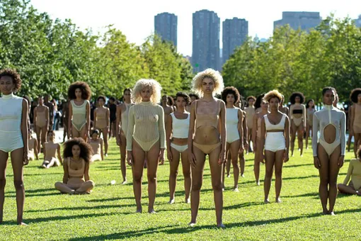 На показе Yeezy Season 4 несколько моделей упали в обморок На показе Yeezy Season 4 несколько моделей упали в обморок