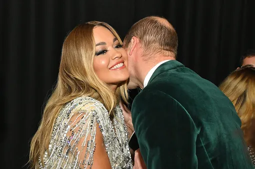 А тут уже переживает Кейт Миддлтон: принц Уильям целует Риту Ору, 2019 год