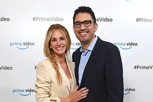 Носим плиссированную юбку с жакетом как Джулия Робертс