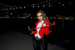 Рок-звезда Синди Кроуфорд, гусар Джереми Скотт и жокей Лили-Роуз Депп празднуют Хеллоуин