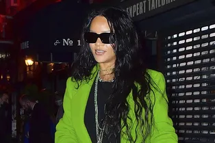 Как носить главный цвет будущего сезона уже сейчас: Рианна в лаймовом пальто с салатовыми перчатками на ужине в Нью-Йорке