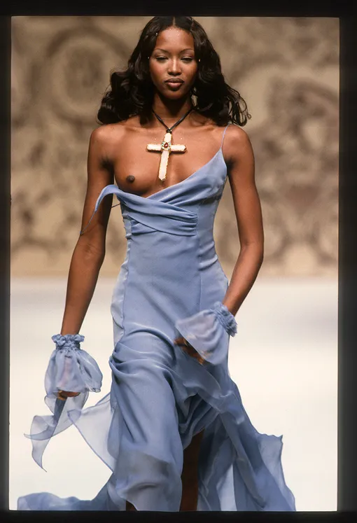 Наоми Кэмпбелл на шоу Chanel Haute Couture, весна-лето 1993 Наоми Кэмпбелл на шоу Chanel Haute Couture, весна-лето 1993