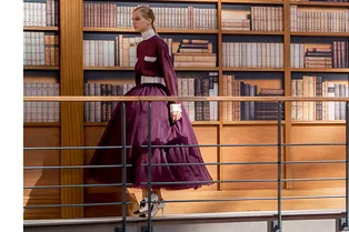 Платья-пальто, прозрачные брюки и пышные юбки из 50-х: первая кутюрная коллекция Виржини Виар для Chanel