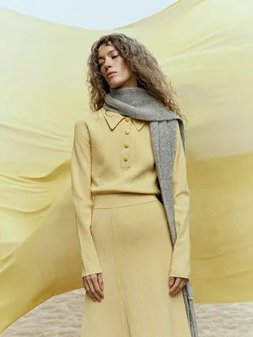 Топ и юбка Claudie Pierlot, шарф Nanushka, ботинки Gia x Pernille Teisbaek Топ и юбка Claudie Pierlot, шарф Nanushka, ботинки Gia x Pernille Teisbaek