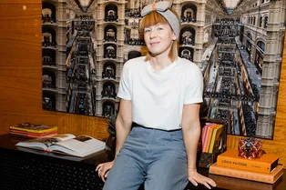 Вика Газинская и Ясмина Муратович на презентации книги Алексея Тарханова