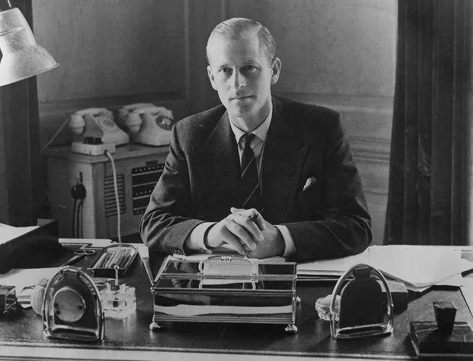 Герцог Эдинбургский сидит за своим столом в Кларенс-хаусе, 10 августа 1951 года