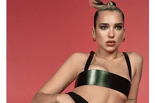 Дуа Липа позирует в узком топе, который с трудом сдерживает ее грудь