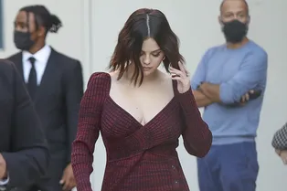 Самая актуальная вещь сезона: Селена Гомес в трикотажном платье цвета бургунди