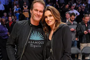 Хоть на баскетбол, хоть на вечеринку: Синди Кроуфорд нашла универсальный осенний наряд