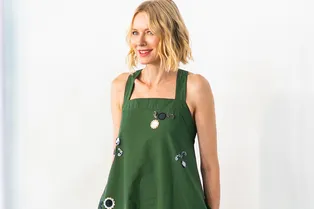 У нее уже лето! Наоми Уоттс показывает, как носить сарафан в феврале