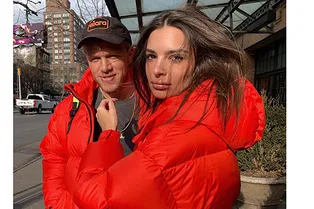 Family look: Эмили Ратаковски с мужем в парных алых пуховиках