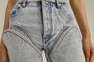 Нескучный деним: 10 пар эффектных джинсов, которые станут главным акцентом образа